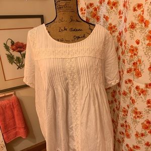 White tunic with gorgeous lace details. 1X
